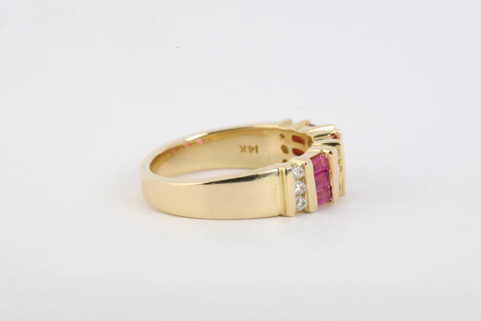 14k Yellow Gold 0.18tcw Diamond 0.54tcw Pink Sapphire Ring Size 7 (6.31g.)