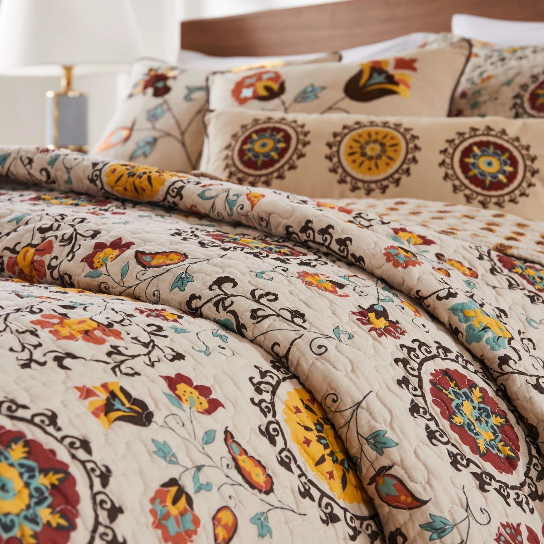 Andorra Quilt And Decorative Pillow Set