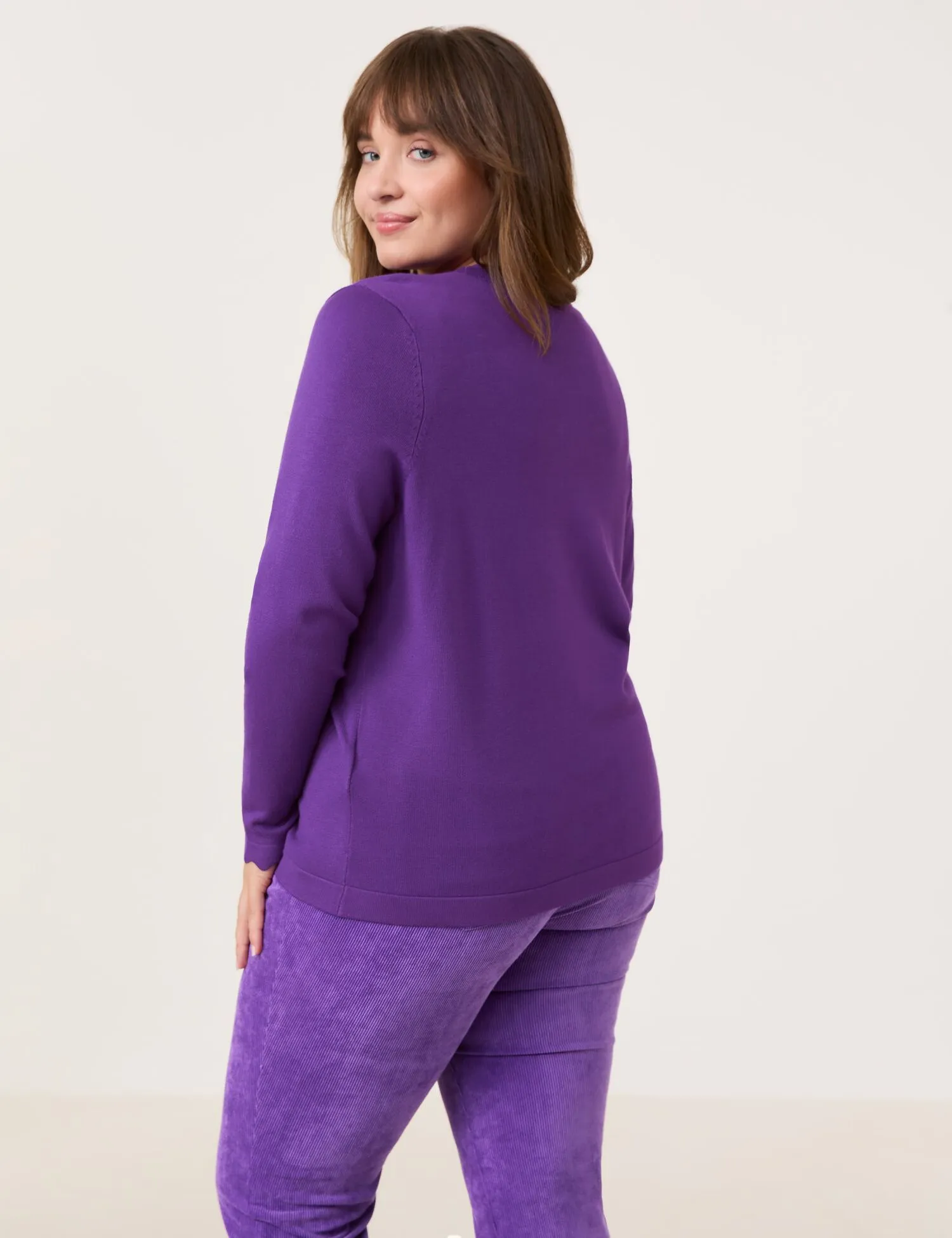 Basic cardigan with wavy edges